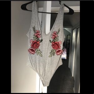 Gray floral accent bodysuit! 🖤